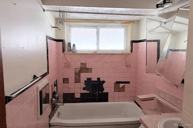 9377 Bessemore Street, Detroit, MI 48213