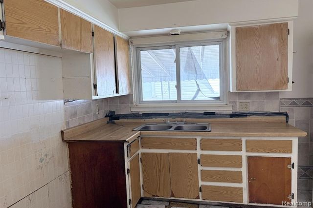 9377 Bessemore Street, Detroit, MI 48213