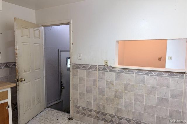 9377 Bessemore Street, Detroit, MI 48213