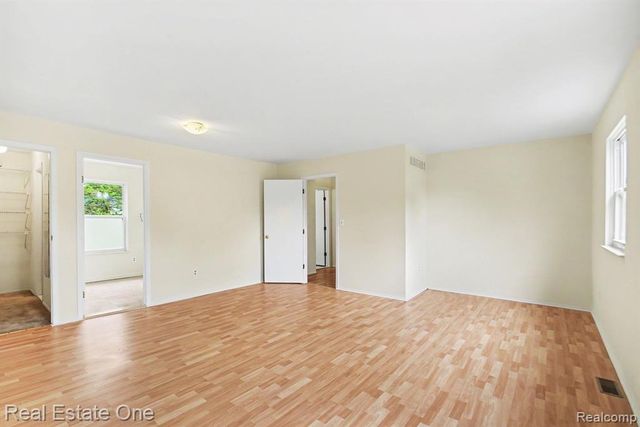 1749 Freemont Drive, Troy, MI 48098