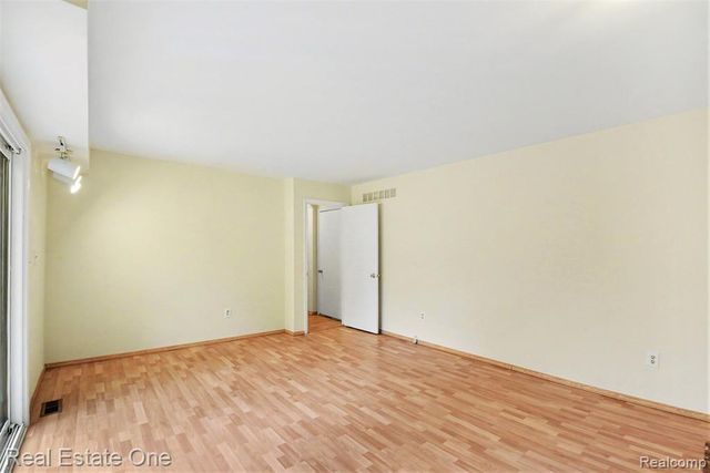 1749 Freemont Drive, Troy, MI 48098