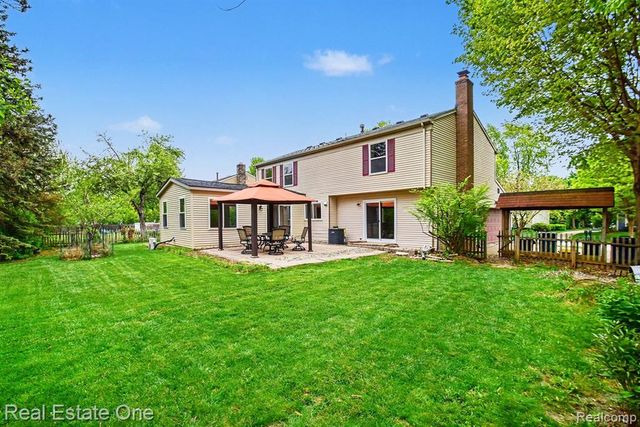 1749 Freemont Drive, Troy, MI 48098