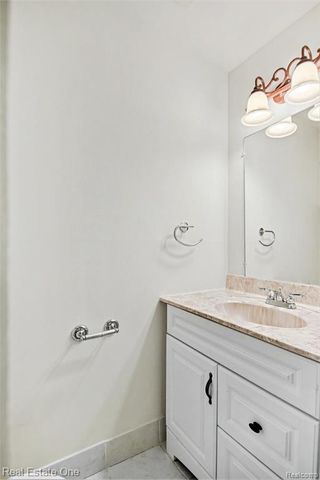 1749 Freemont Drive, Troy, MI 48098