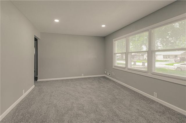 11003 Cambridge Avenue, Kansas City, MO 64134