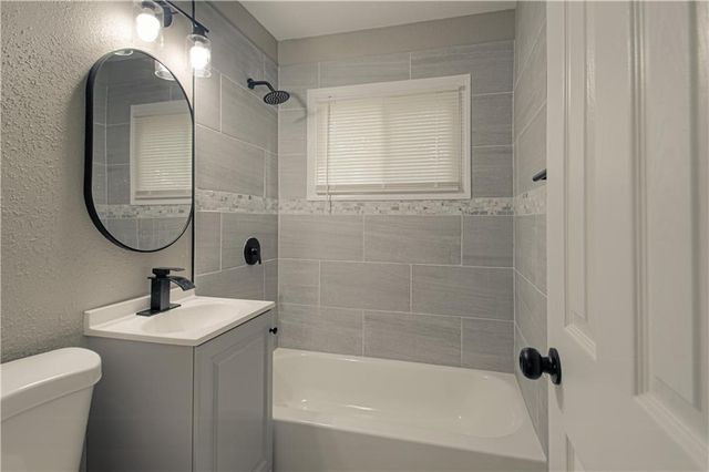 11003 Cambridge Avenue, Kansas City, MO 64134