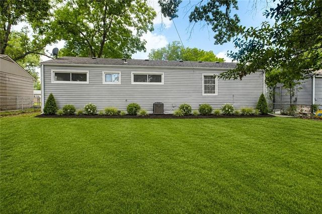 11003 Cambridge Avenue, Kansas City, MO 64134