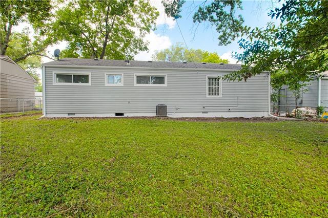 11003 Cambridge Avenue, Kansas City, MO 64134