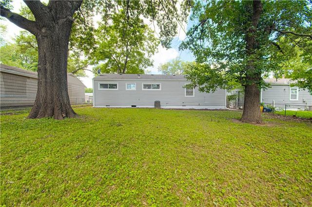 11003 Cambridge Avenue, Kansas City, MO 64134