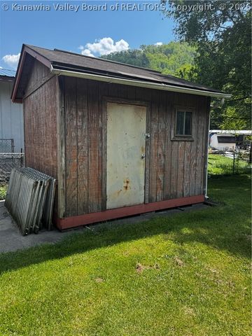 6192 Huff Creek Highway, Davin, WV 25617