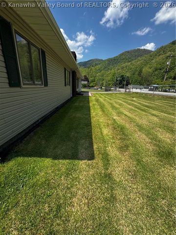 6192 Huff Creek Highway, Davin, WV 25617