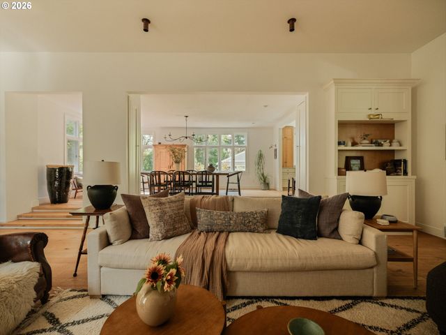 1615 S GREENWOOD Rd, Portland, OR 97219