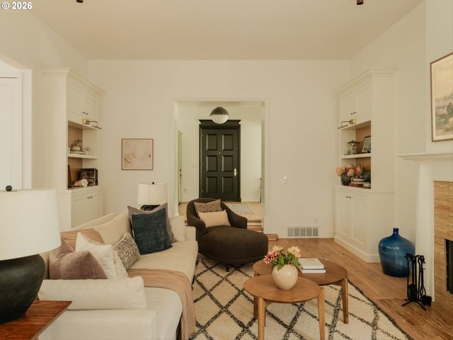 1615 S GREENWOOD Rd, Portland, OR 97219