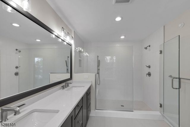 92 Cinnamon Dr, Upper Saddle River Boro, NJ 07458