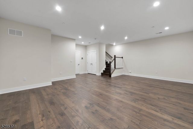 92 Cinnamon Dr, Upper Saddle River Boro, NJ 07458