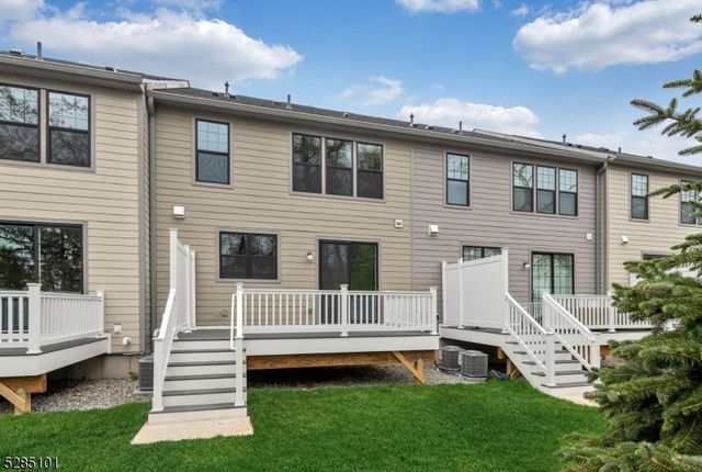 92 Cinnamon Dr, Upper Saddle River Boro, NJ 07458