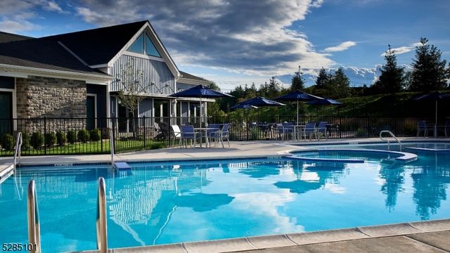 92 Cinnamon Dr, Upper Saddle River Boro, NJ 07458