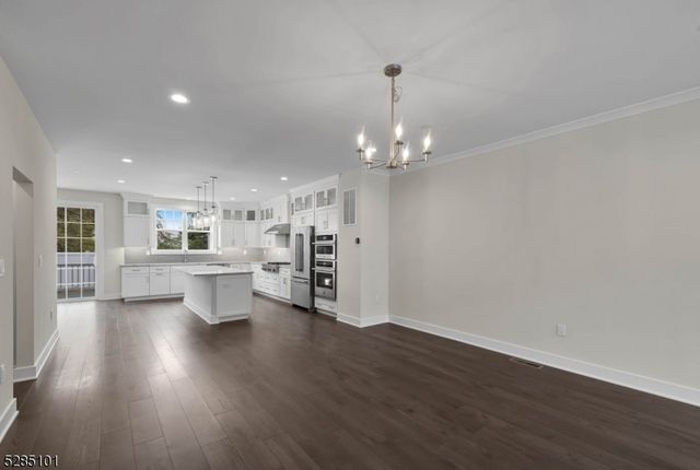 92 Cinnamon Dr, Upper Saddle River Boro, NJ 07458