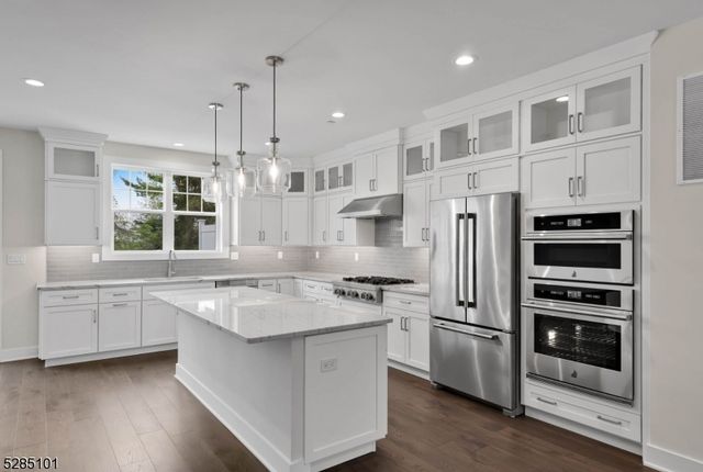 92 Cinnamon Dr, Upper Saddle River Boro, NJ 07458