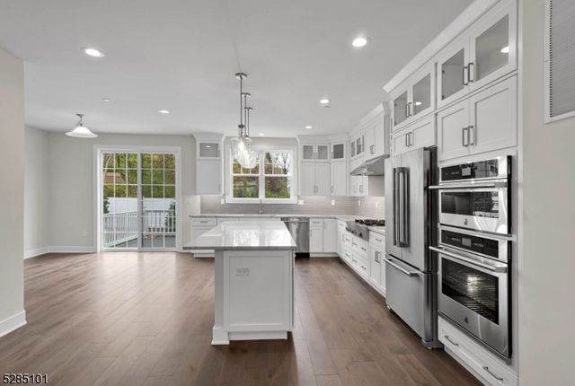 92 Cinnamon Dr, Upper Saddle River Boro, NJ 07458