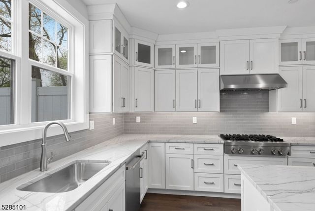 92 Cinnamon Dr, Upper Saddle River Boro, NJ 07458