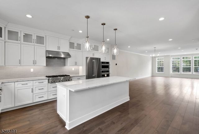 92 Cinnamon Dr, Upper Saddle River Boro, NJ 07458