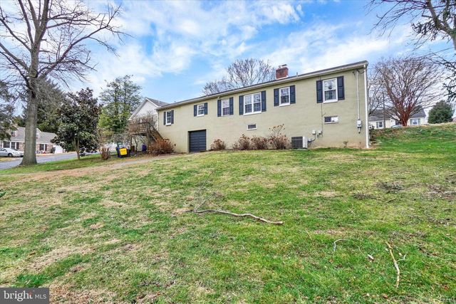 22 RIDGEWAY DR, York, PA 17404