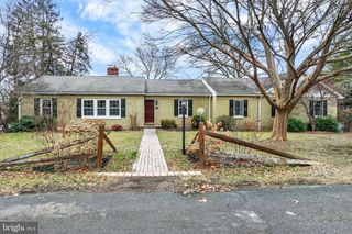 22 RIDGEWAY DR, York, PA 17404