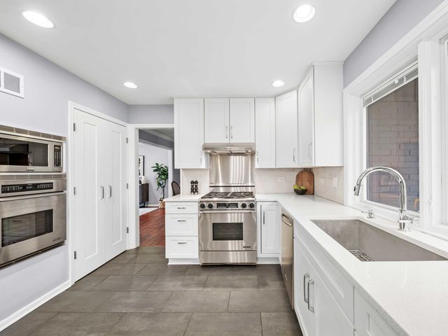 2409 The Strand, Northbrook, IL 60062