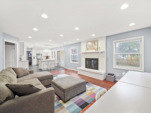 2409 The Strand, Northbrook, IL 60062