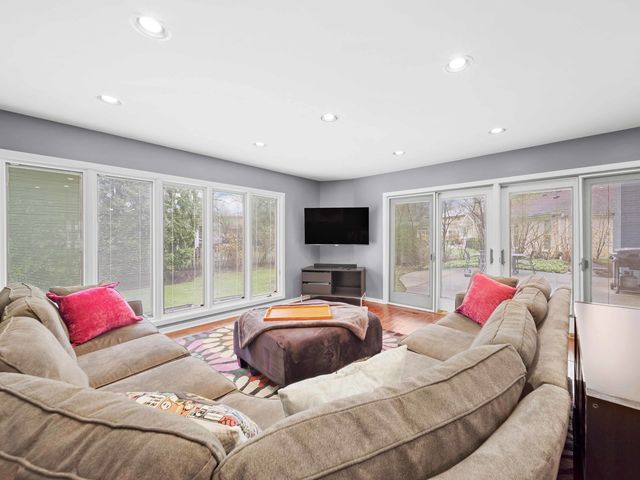 2409 The Strand, Northbrook, IL 60062