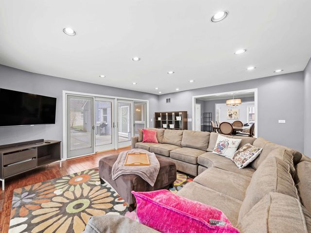 2409 The Strand, Northbrook, IL 60062