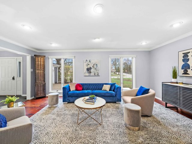 2409 The Strand, Northbrook, IL 60062