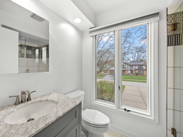 2409 The Strand, Northbrook, IL 60062