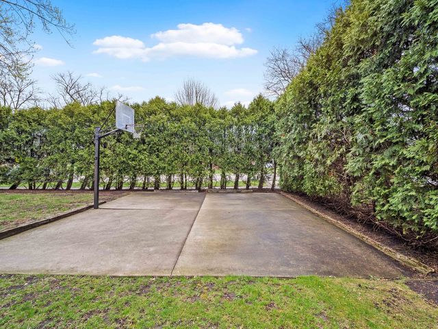 2409 The Strand, Northbrook, IL 60062