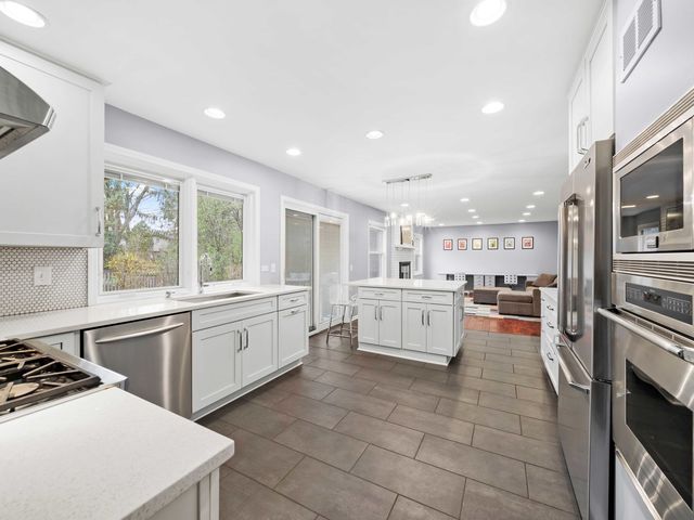 2409 The Strand, Northbrook, IL 60062