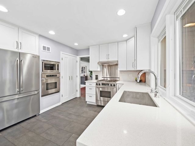 2409 The Strand, Northbrook, IL 60062