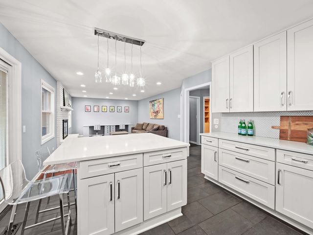 2409 The Strand, Northbrook, IL 60062