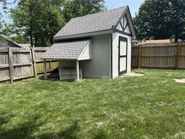 328 NE Greystone Drive, Lee's Summit, MO 64063