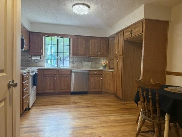 328 NE Greystone Drive, Lee's Summit, MO 64063