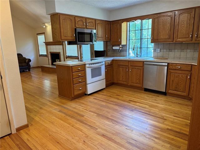 328 NE Greystone Drive, Lee's Summit, MO 64063