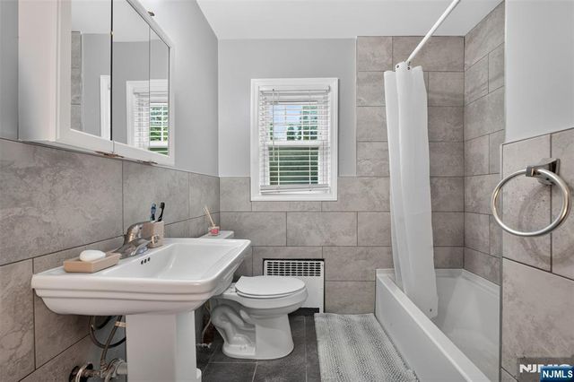7 Glenwood Avenue, Leonia, NJ 07605