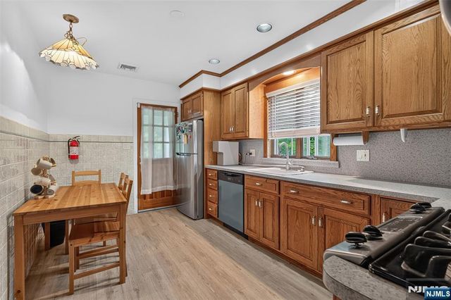 7 Glenwood Avenue, Leonia, NJ 07605