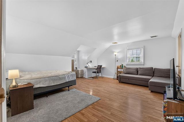 7 Glenwood Avenue, Leonia, NJ 07605