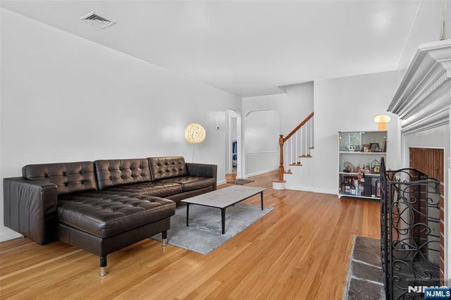 7 Glenwood Avenue, Leonia, NJ 07605