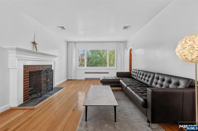7 Glenwood Avenue, Leonia, NJ 07605
