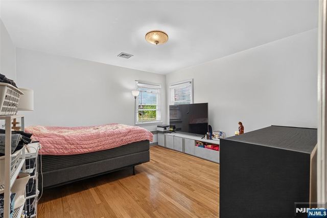 7 Glenwood Avenue, Leonia, NJ 07605