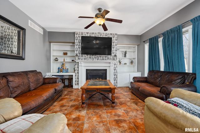 1817 AUTUMN Ridge, Washington, IL 61571