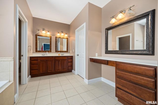 1817 AUTUMN Ridge, Washington, IL 61571