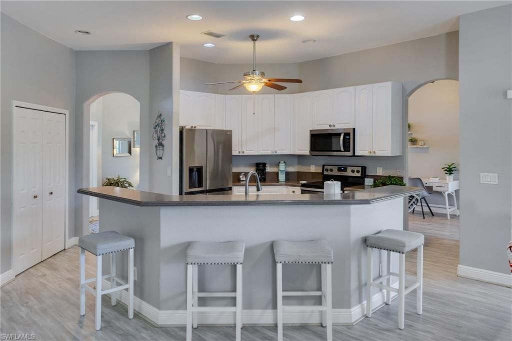 Image 7 of property listing at 201 SW 35th ST, Cape Coral, FL 33914