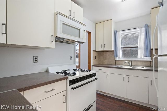 23241 Republic Avenue, Oak Park, MI 48237